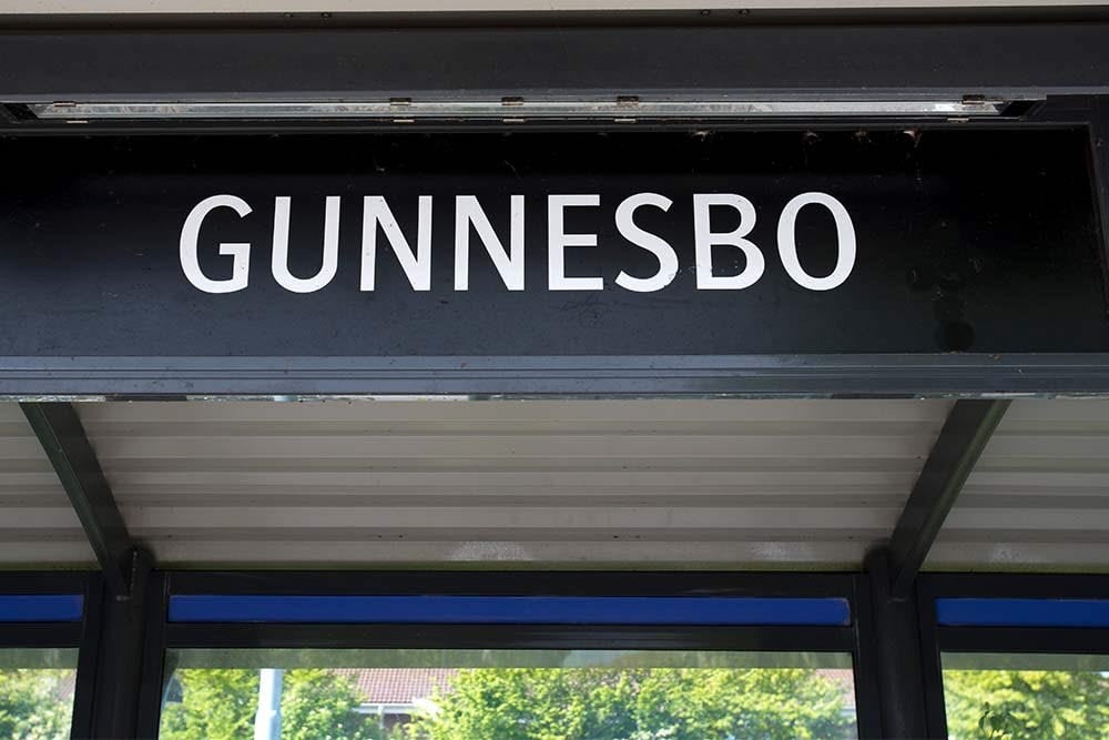 En skylt där det står Gunnesbo