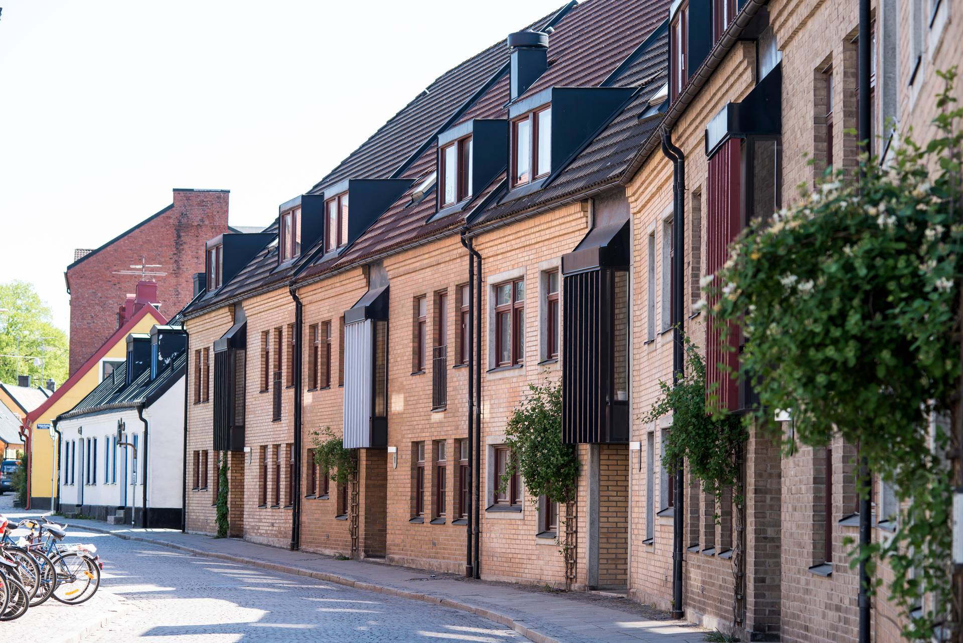Kullerstengata med gatuhus i centrala lund.