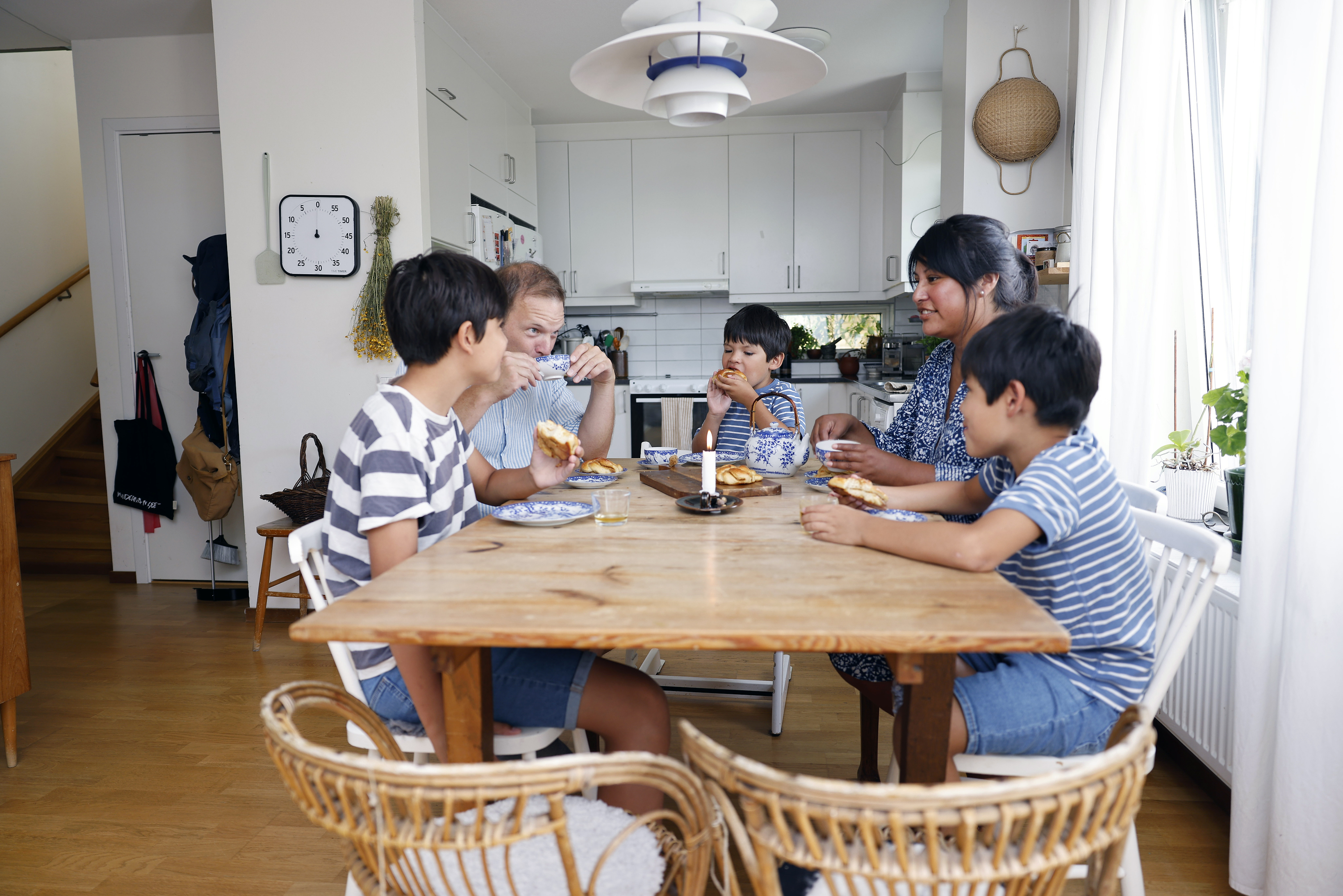 Familj fikar i köket. Fotograf: Peter Kroon