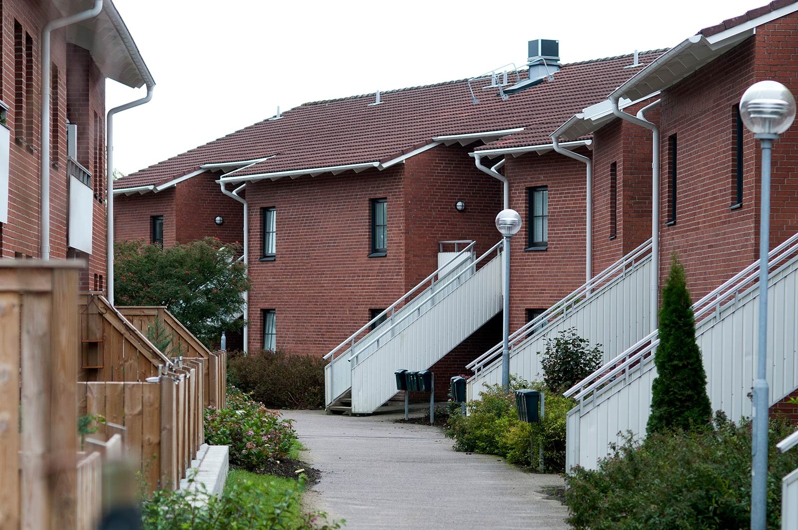 Flerfamiljshus med långa trappor som leder upp till entrédörrarna