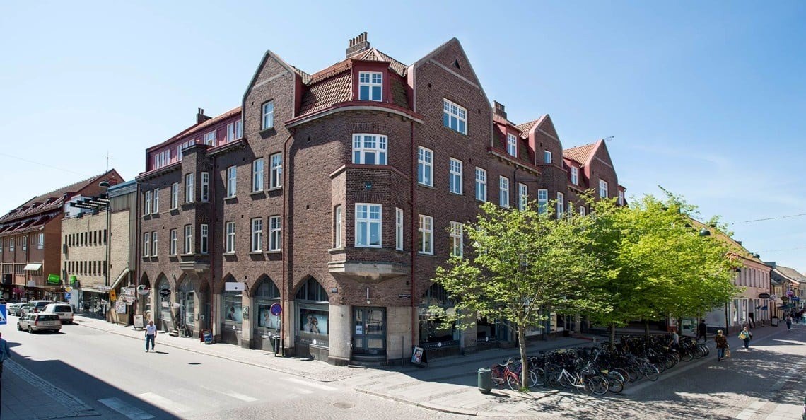 En fastighet med gröna träd framför