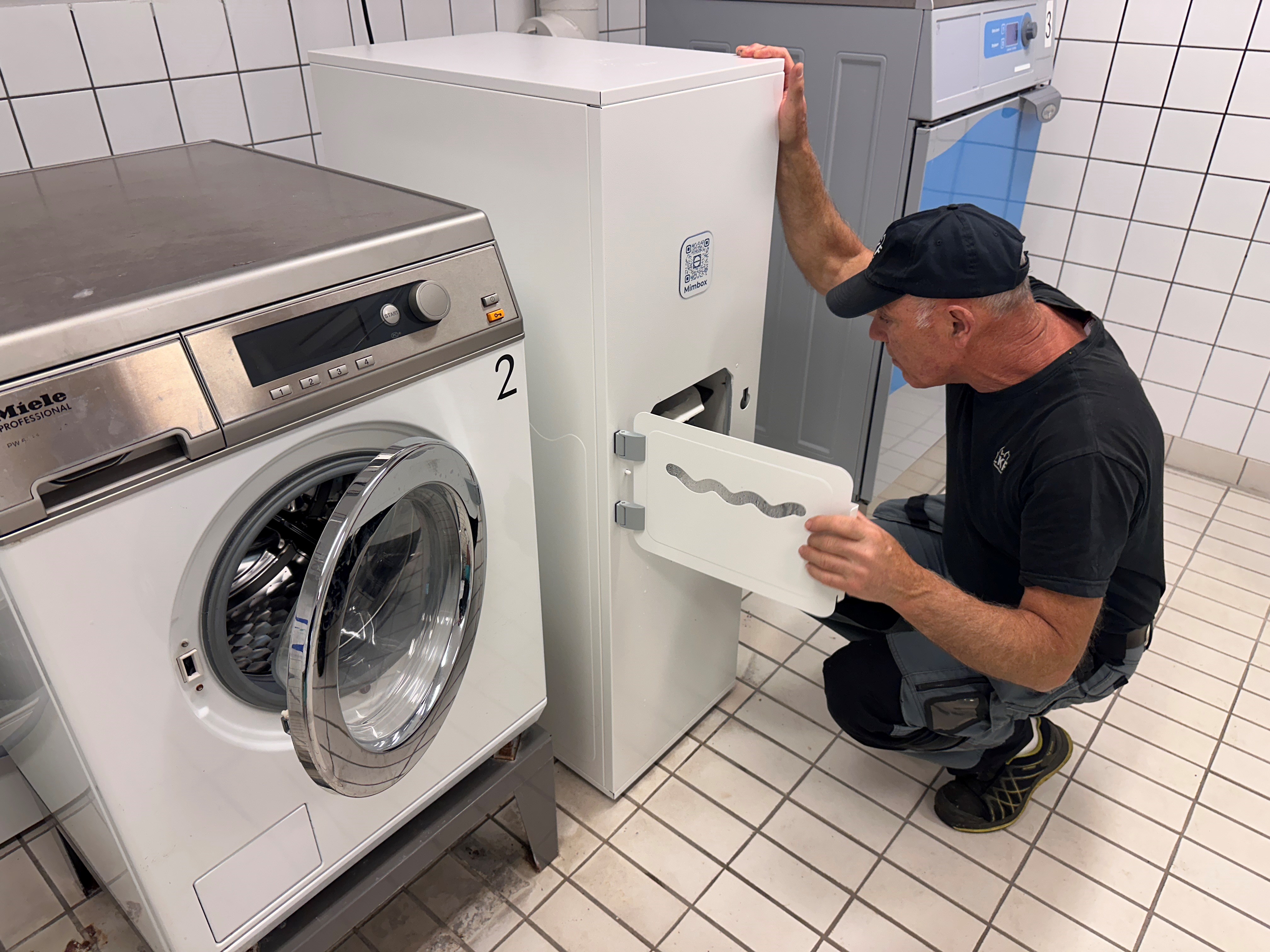Fastighetsarbetaren Werner Schott vid filtret Mombox från Mimbly. Vårt test visar att filtren har fi
