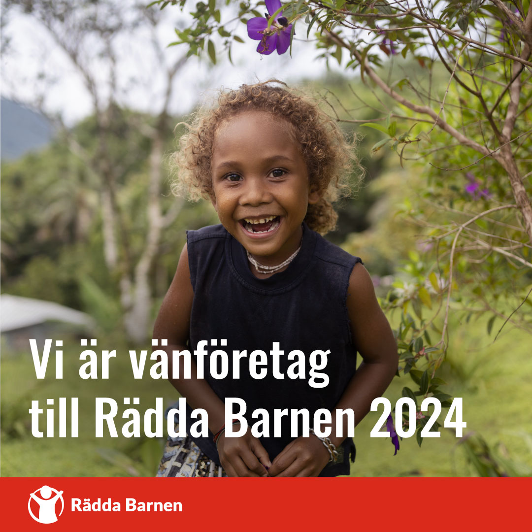 Bild på Lucy 4 år, som leker utanför sitt hem i en by på Solomonöarna.