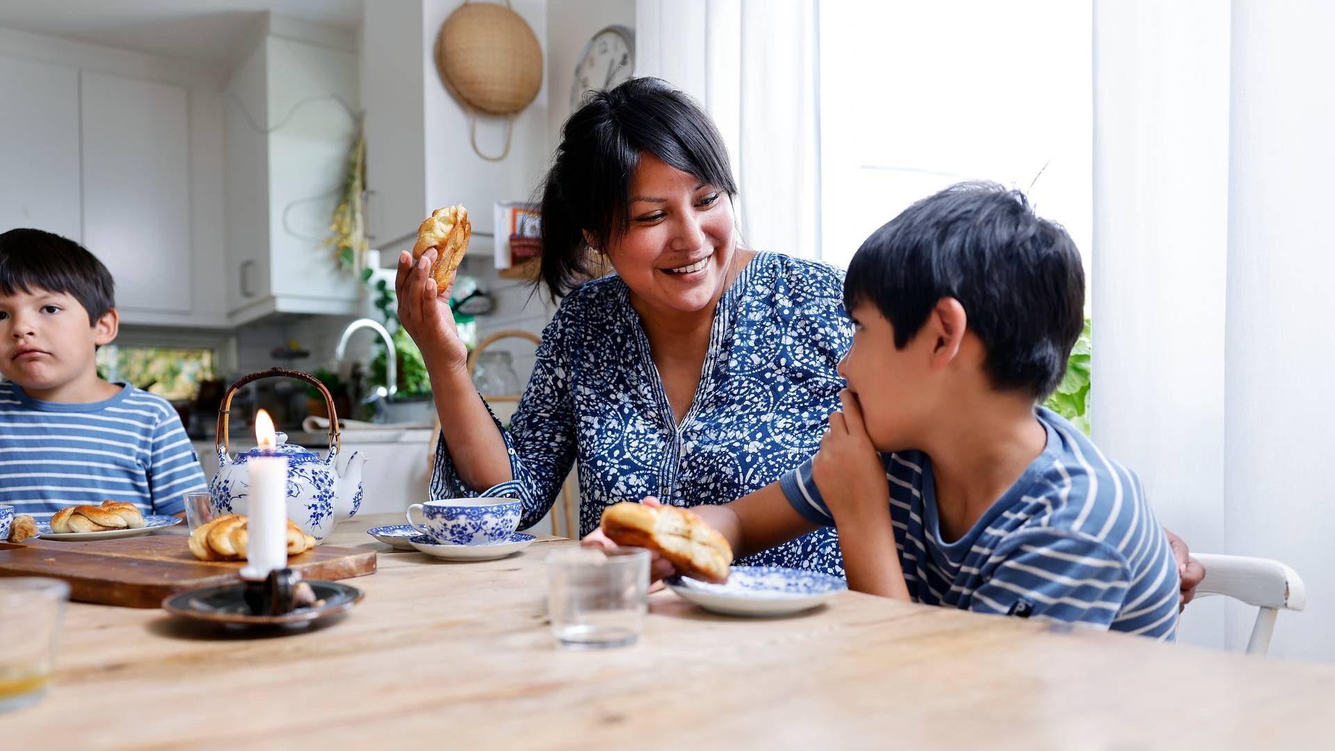 familj äter vid köksbord