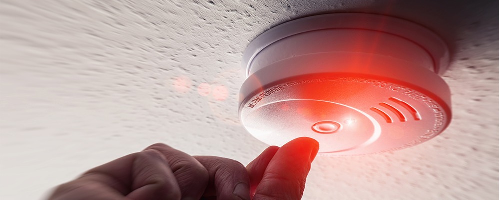 Brandvarnare med röd blinkande lampa