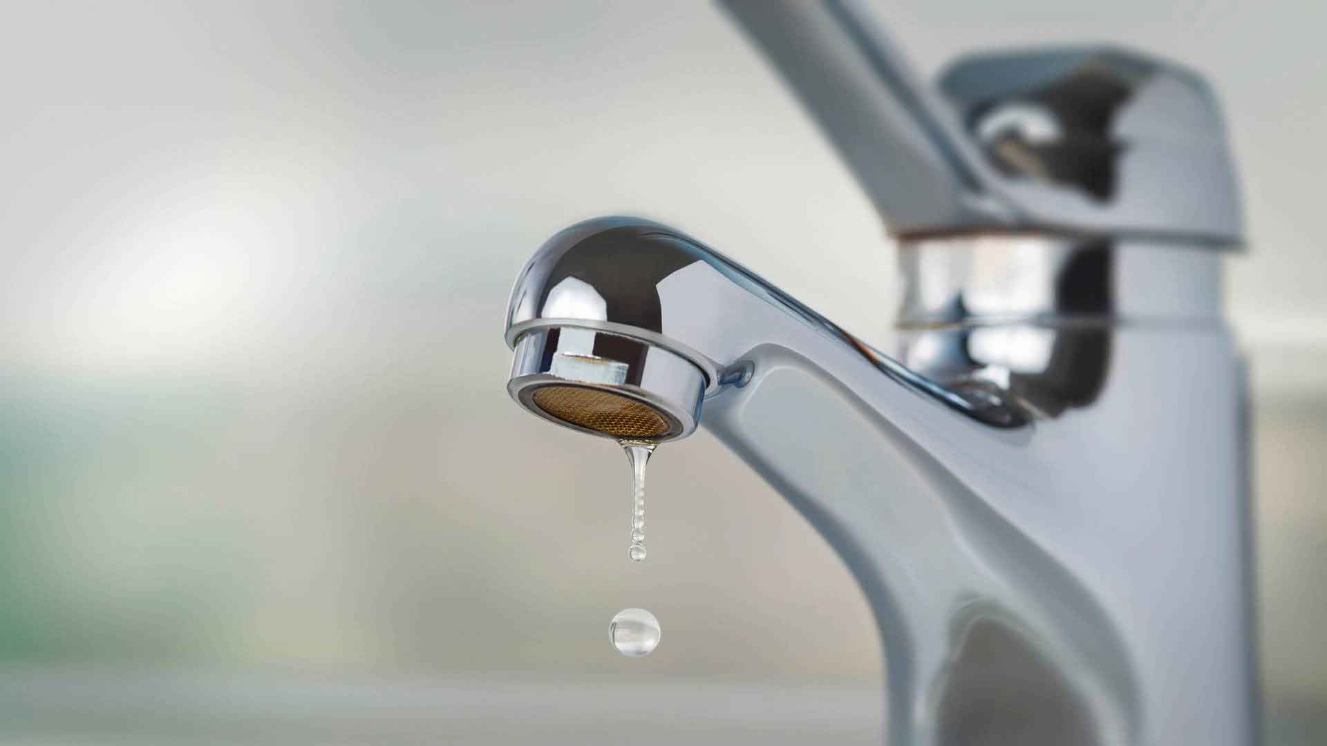 En vattenkran där det droppar vatten ur.