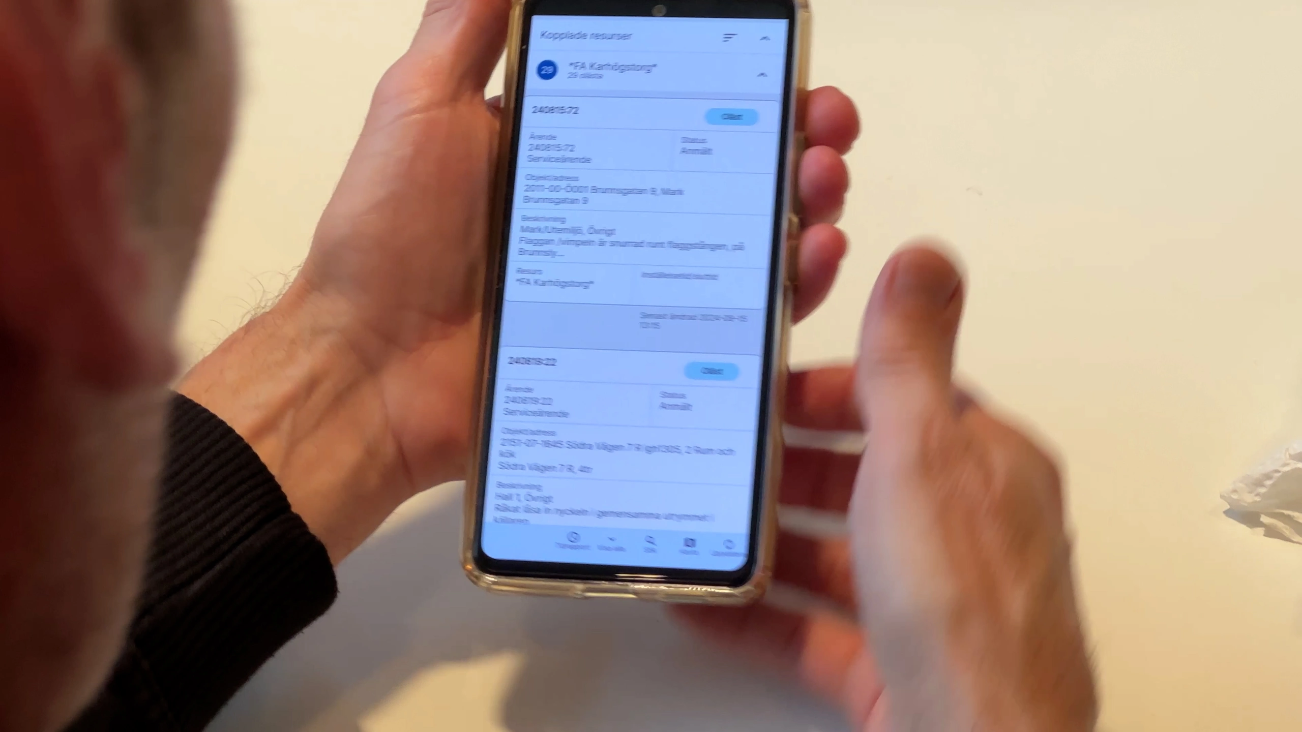 Bild på en telefon. Telefonen visar upp en felanmälan där en flagga hade snurrat sig runt flaggstol