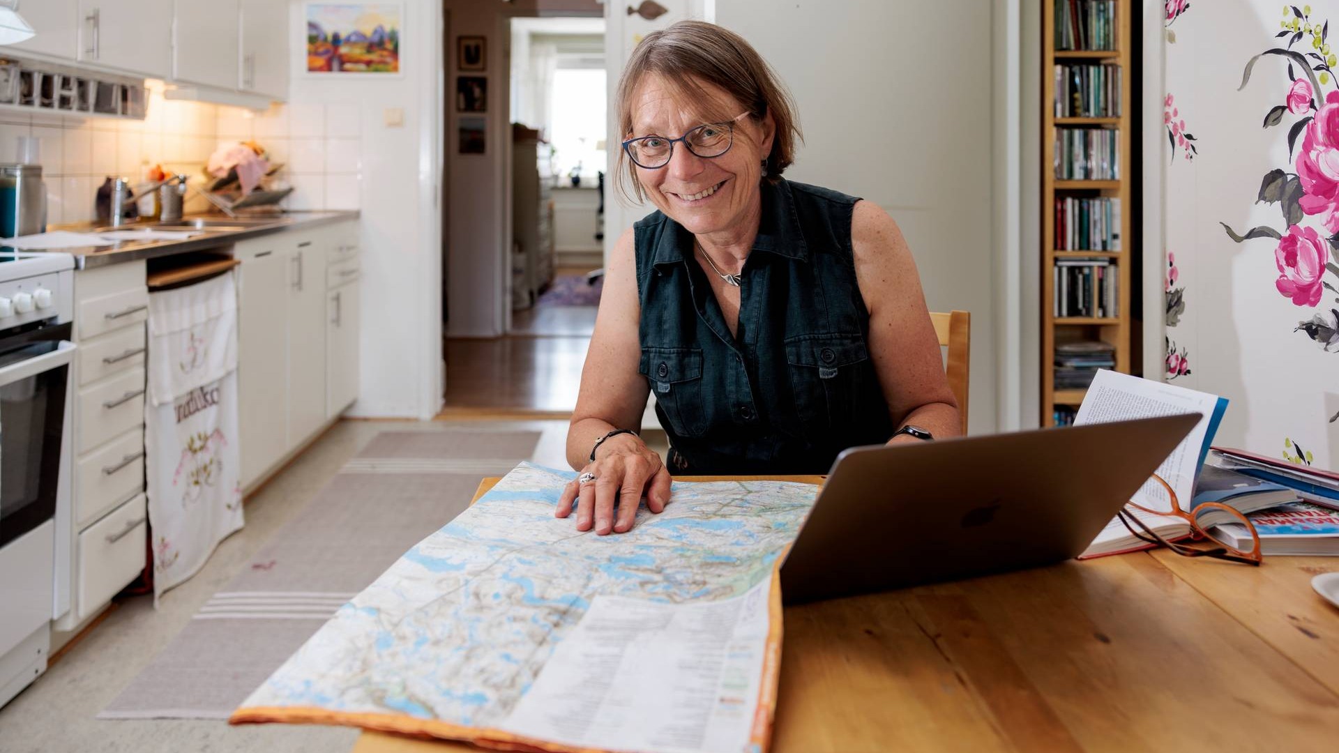 kvinna sitter framför laptop i sin lägenhet