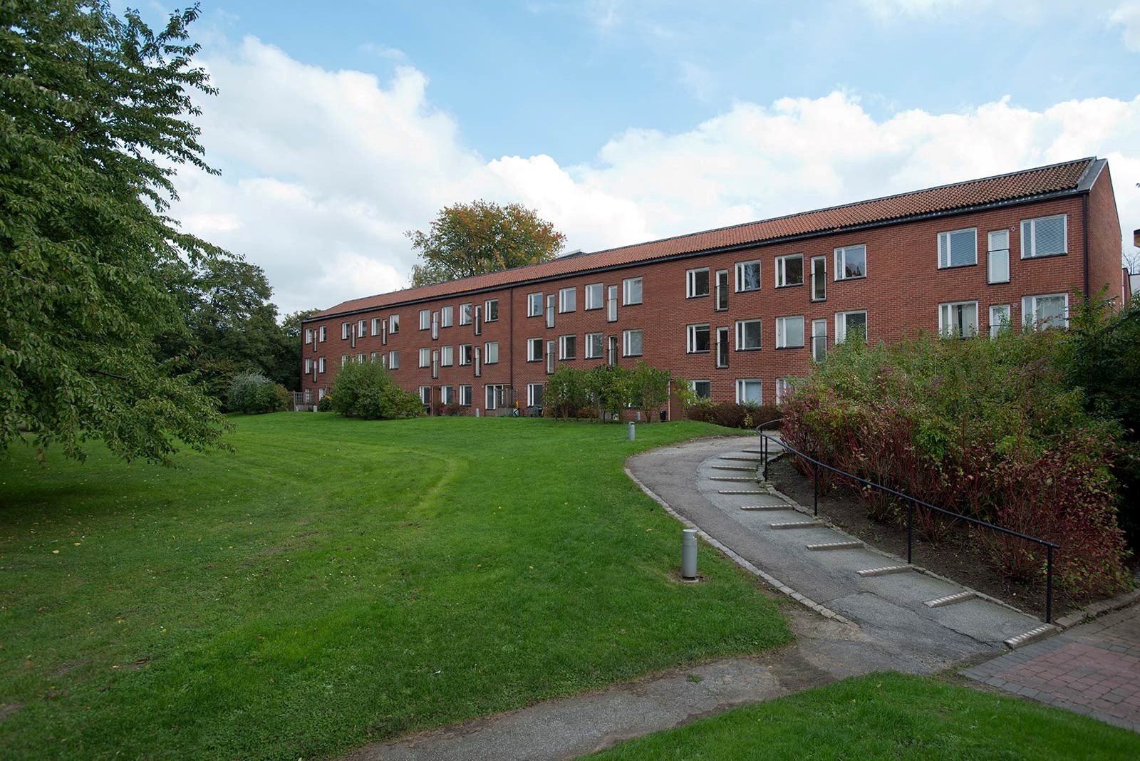 Fastighet med grön yta framför