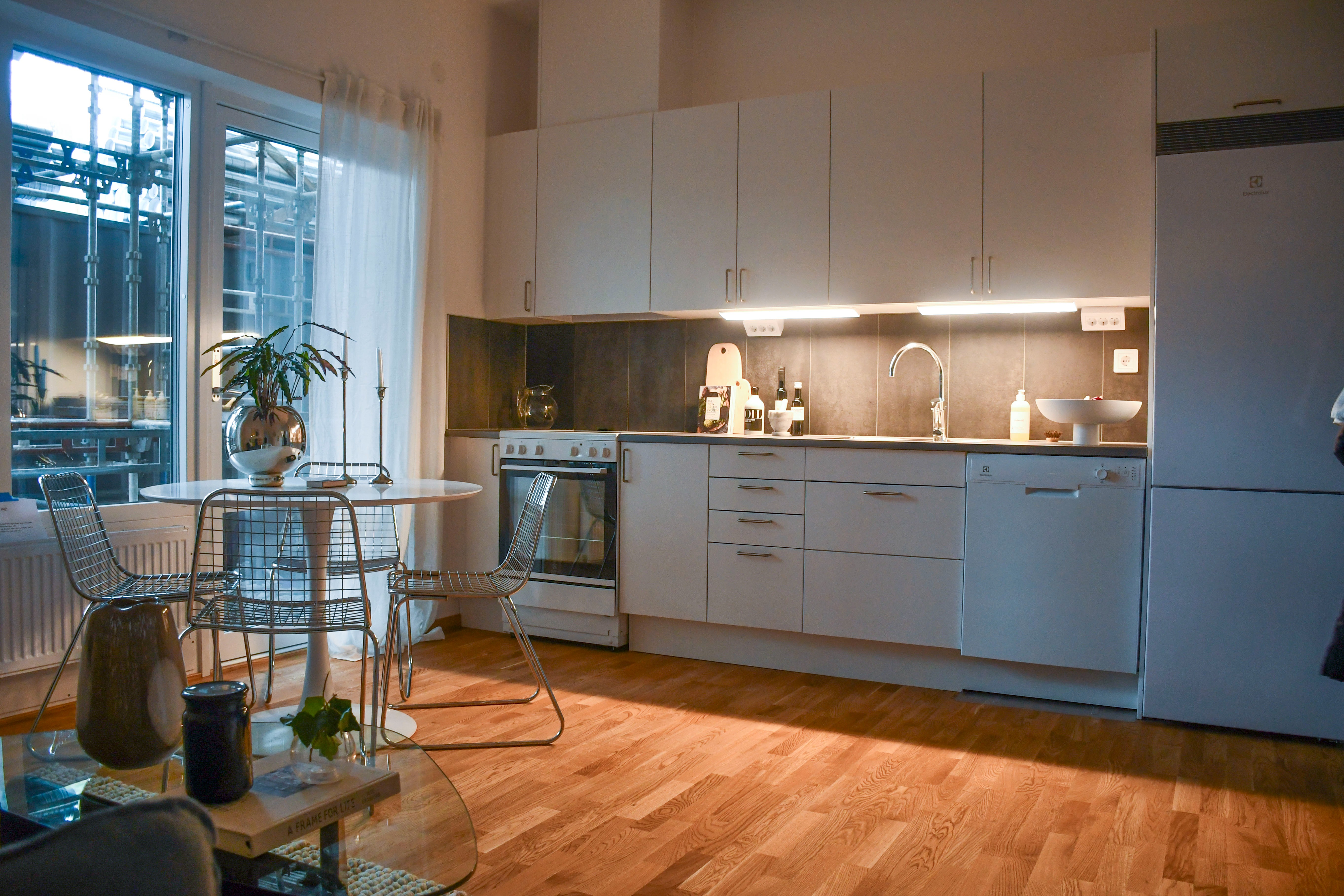 Ett av köken på Tirfing. VIt inredningn, runt matbord med svarta stolar.