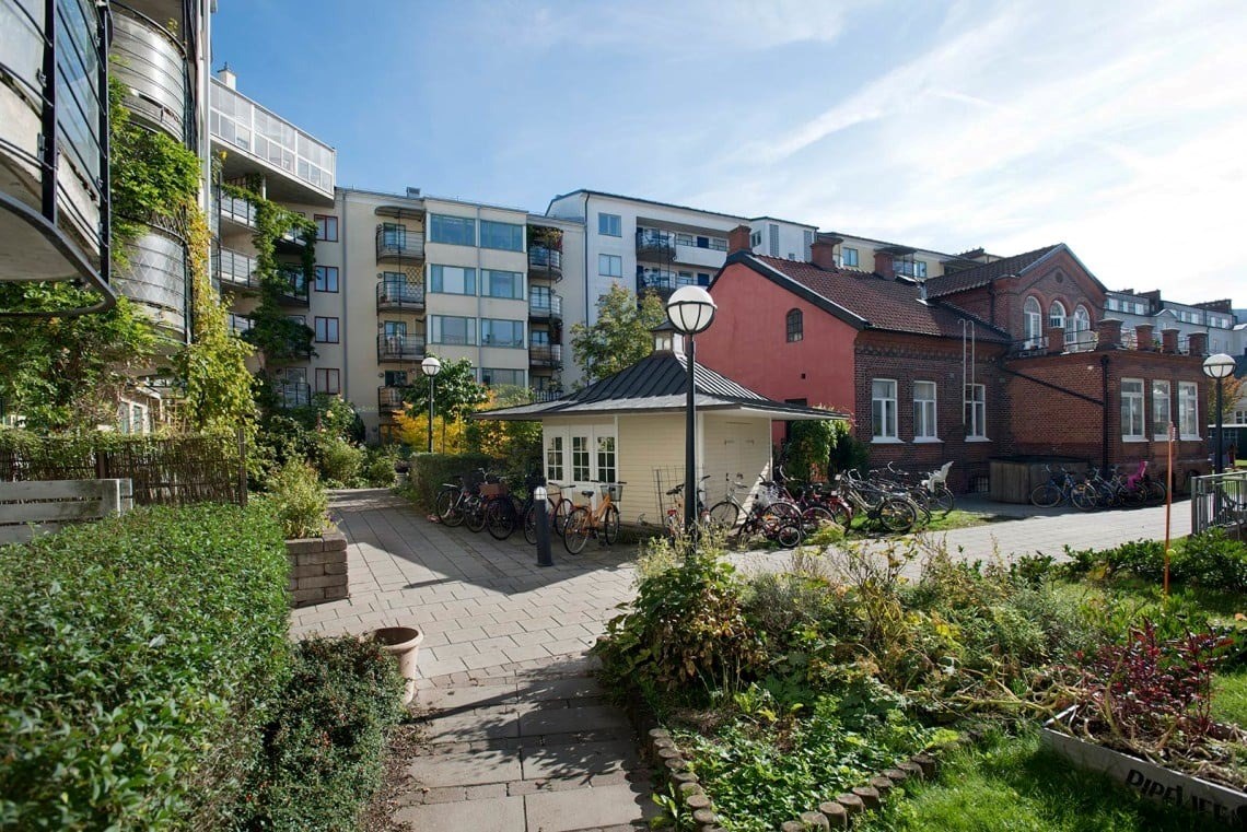 Ett flerfamiljshus med gröna ytor framför