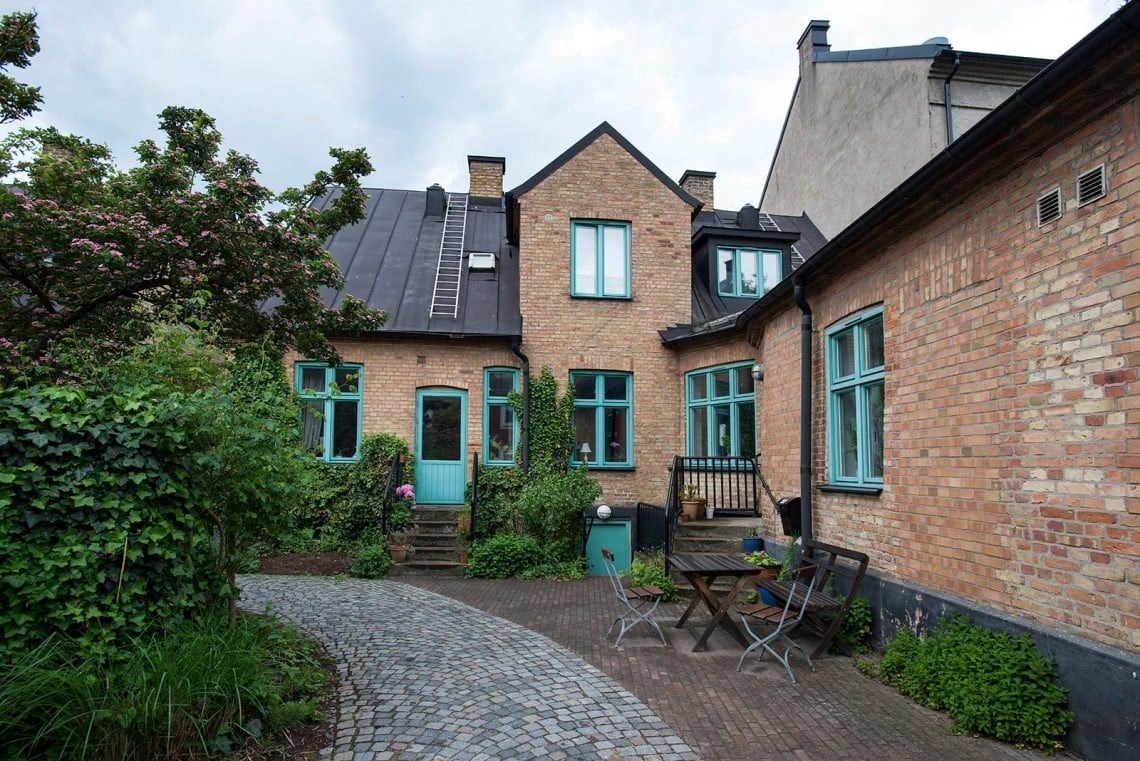 En fastighet i tegel med blåa knutar