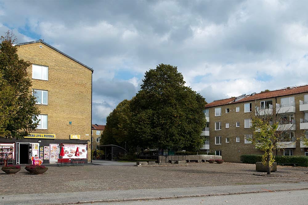 Ett torg med fastigheter och en livsmedelsbutik