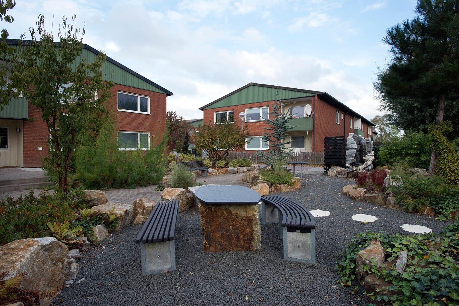 Flerfamiljshus med en park framför