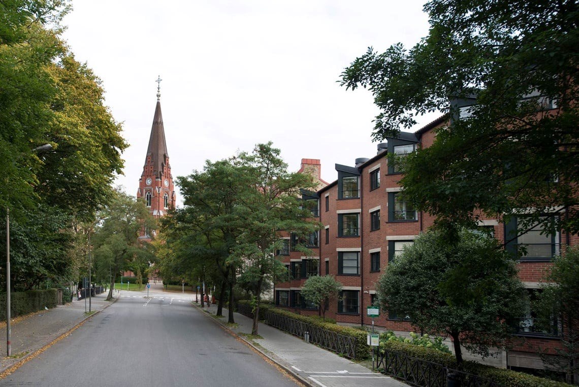 En fastighet med gröna träd framför