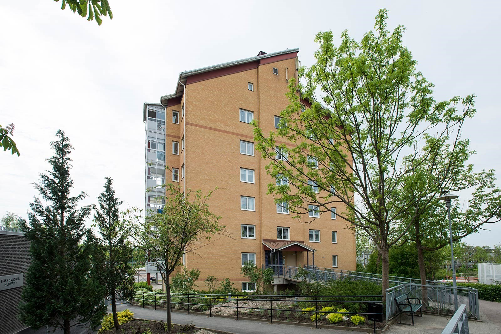 Gult tegelhus i 6 våningar.