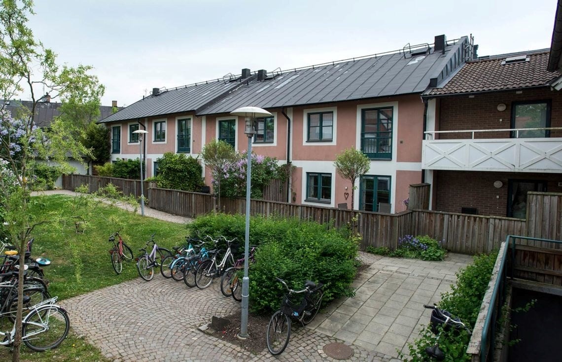 Radhus med grönt runtomkring