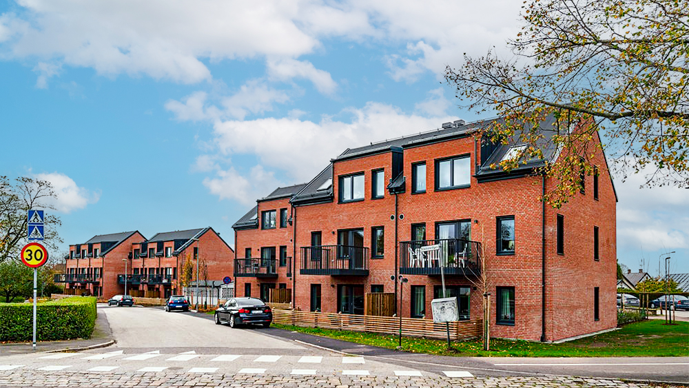 Fastighet precis vid en väg med grön yta utanför