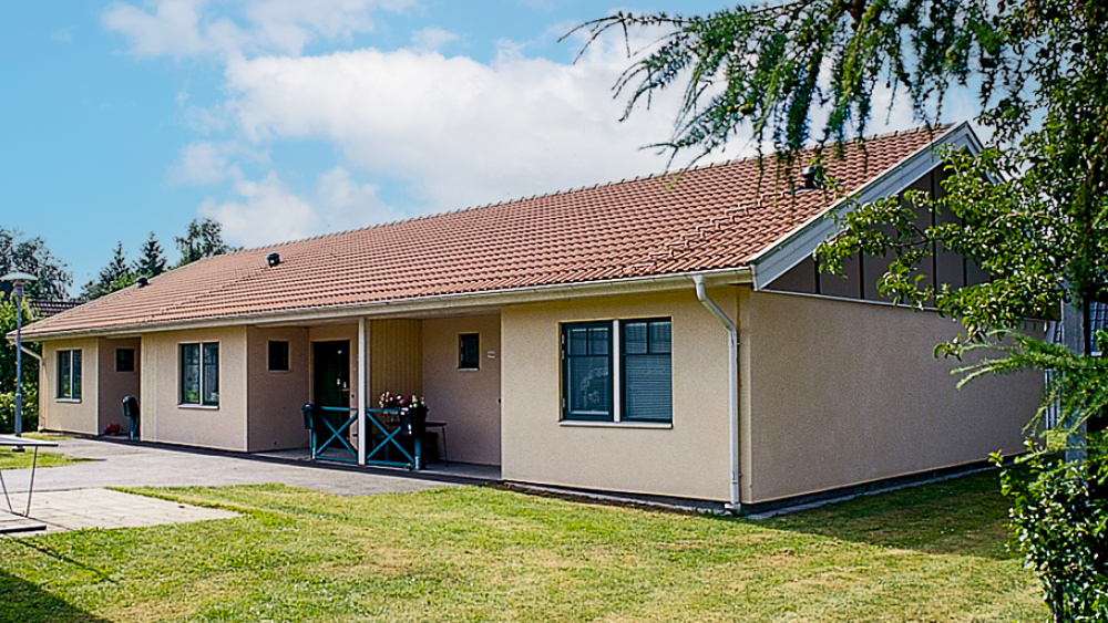 Radhus med gräsmatta framför