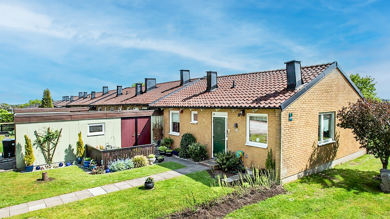 Radhus med gräsmatta framför