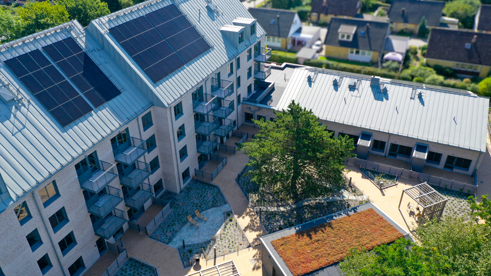 En bild i fågelperspektiv på innergården, man ser vinkeln mellan det låga och det höga huset.