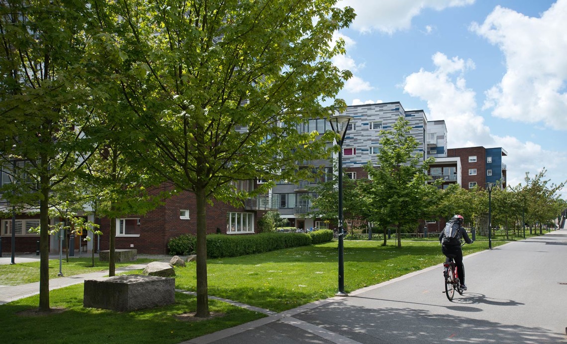 Cykelväg och grönområde längs husen i Harlösabanan
