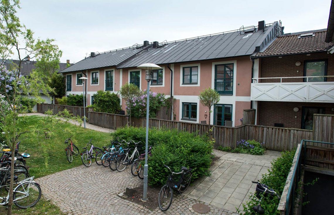 Innergård och tvåvåningshus i S:t Mikael